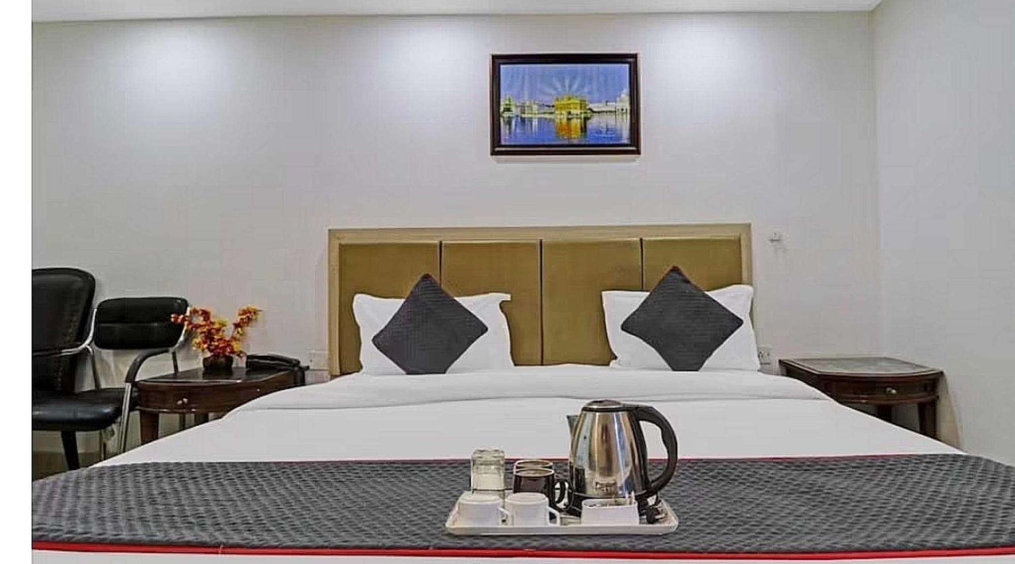 Super Hotel O Mahal Ню Делхи Екстериор снимка