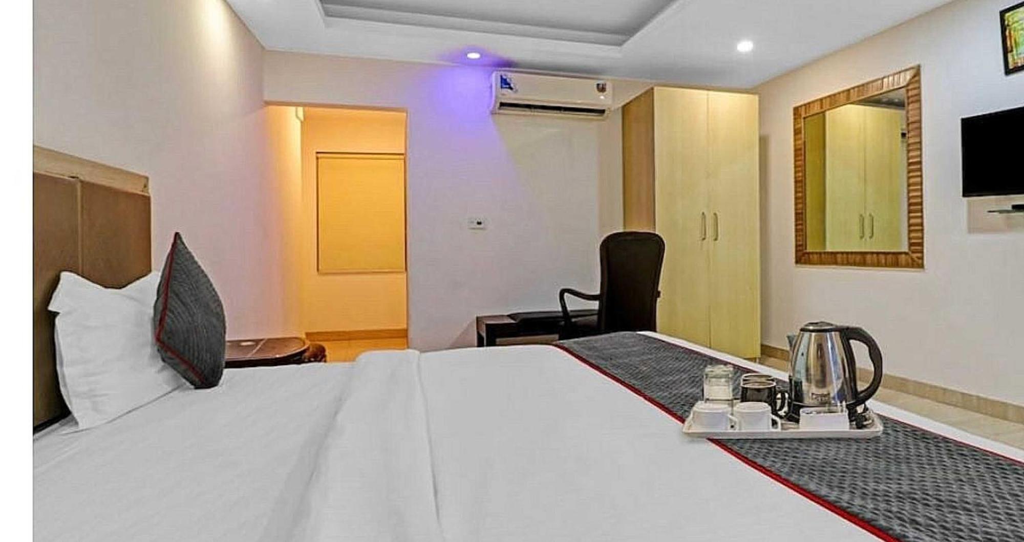 Super Hotel O Mahal Ню Делхи Екстериор снимка